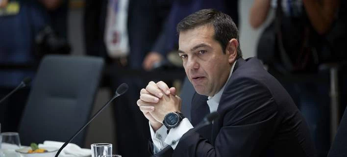 Κωμική παράσταση Τσίπρα στο κέντρο επιχειρήσεων της Πυροσβεστικής: Δεν καταλαβαίνει τι του λένε! (Live)